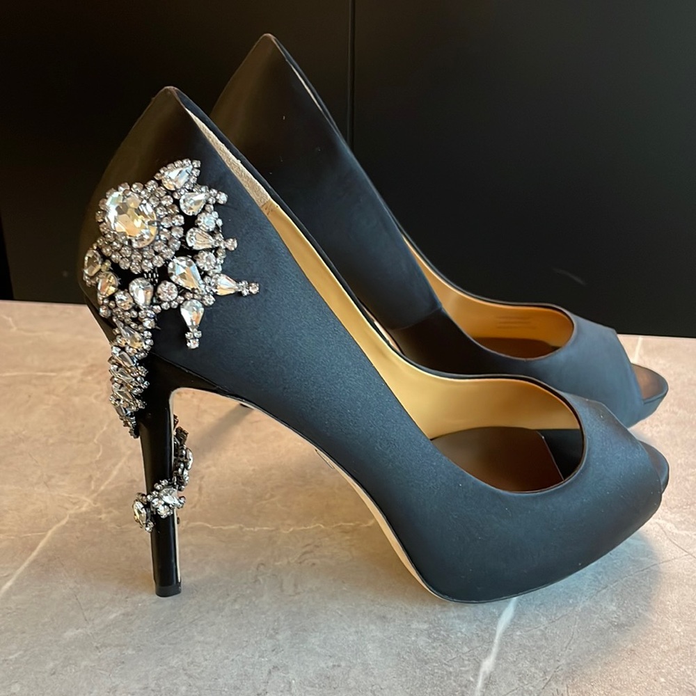 Badgley Mischka Jewel Black Satin Pumps Size 9 NWT